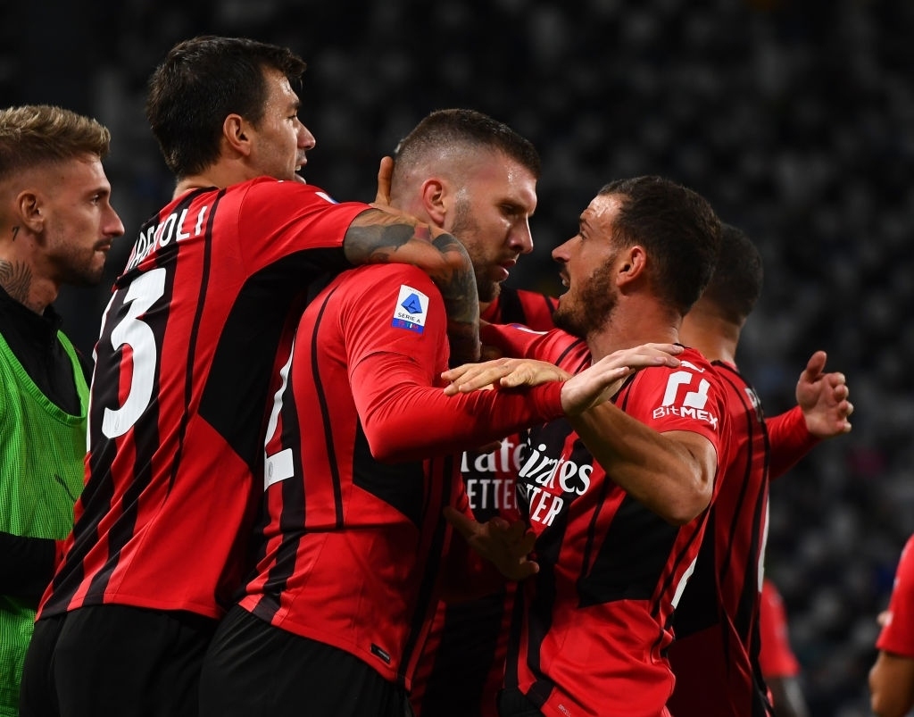 Các cầu thủ AC Milan ăn mừng bàn gỡ hòa (Ảnh: Getty).