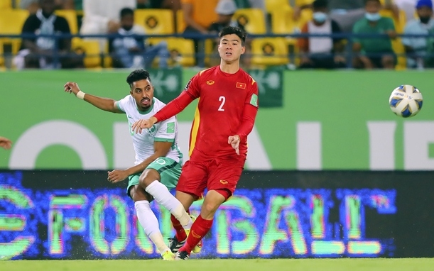 ĐT Việt Nam thua ngược Saudi Arabia một cách đáng tiếc ở lượt đi, sau khi trung vệ Duy Mạnh nhận thẻ đỏ đầy tranh cãi. (Ảnh: AFC)