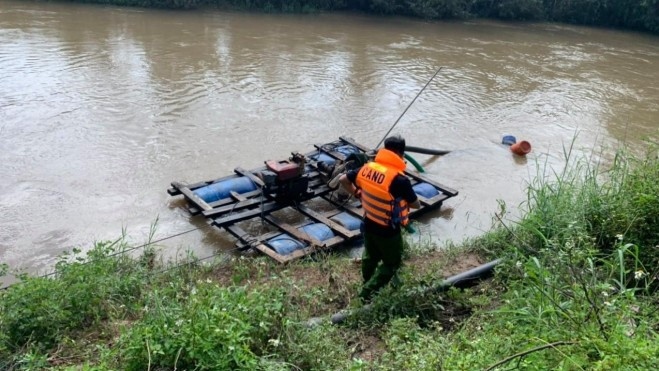 roi tu tren cau xuong suoi, 3 cha con bi duoi nuoc hinh anh 1