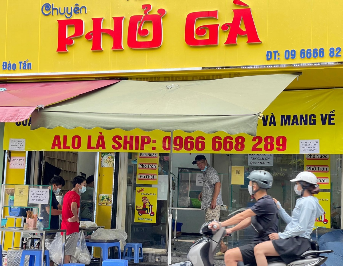 locals apply pandemic counter measures at eateries in hanoi picture 1