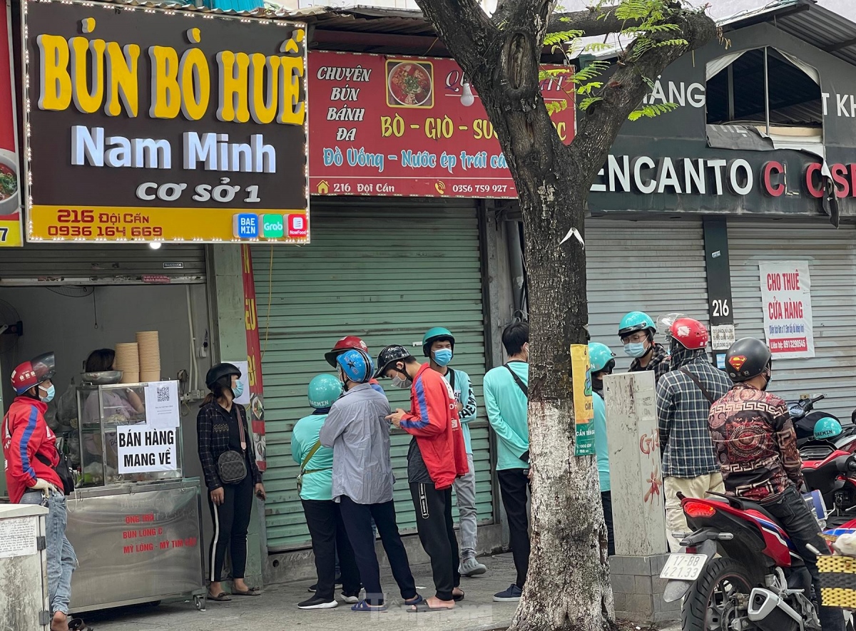 locals apply pandemic counter measures at eateries in hanoi picture 3
