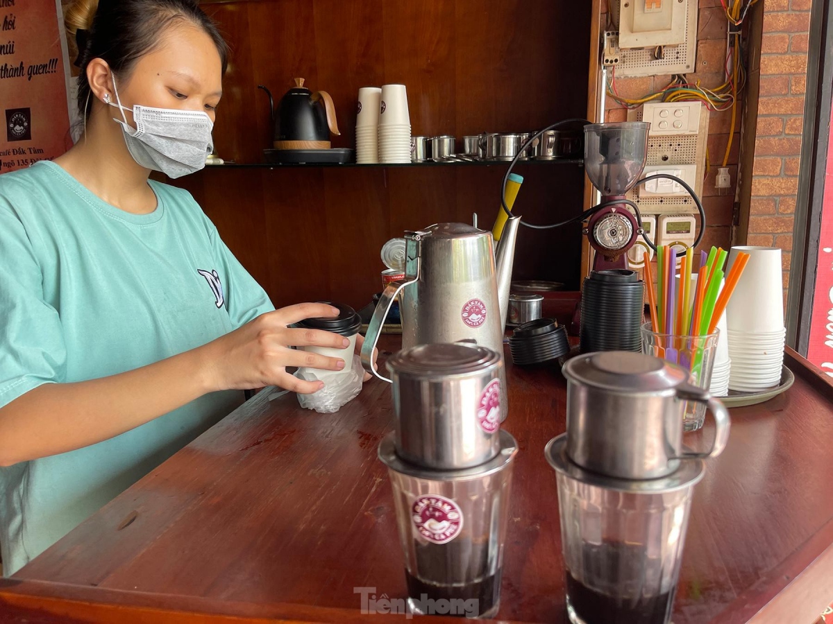 Workers at eateries consecutively remind people of the necessity of scanning QR codes and following the Health Ministry’s 5K message.