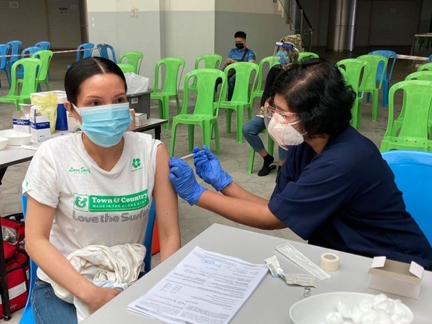 embassy assists vaccination campaign for vietnamese expats in malaysia picture 1