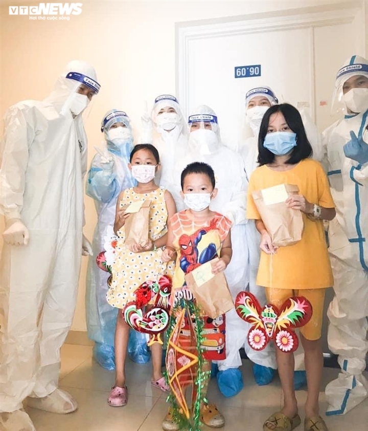 child covid-19 cases in hcm city receive mid-autumn festival gifts picture 3
