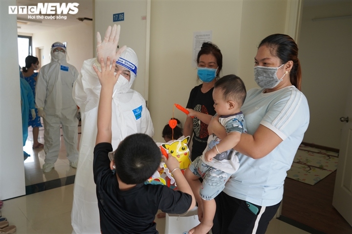 child covid-19 cases in hcm city receive mid-autumn festival gifts picture 4