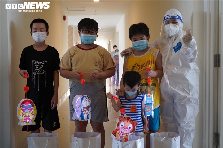child covid-19 cases in hcm city receive mid-autumn festival gifts picture 5