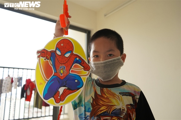 child covid-19 cases in hcm city receive mid-autumn festival gifts picture 8