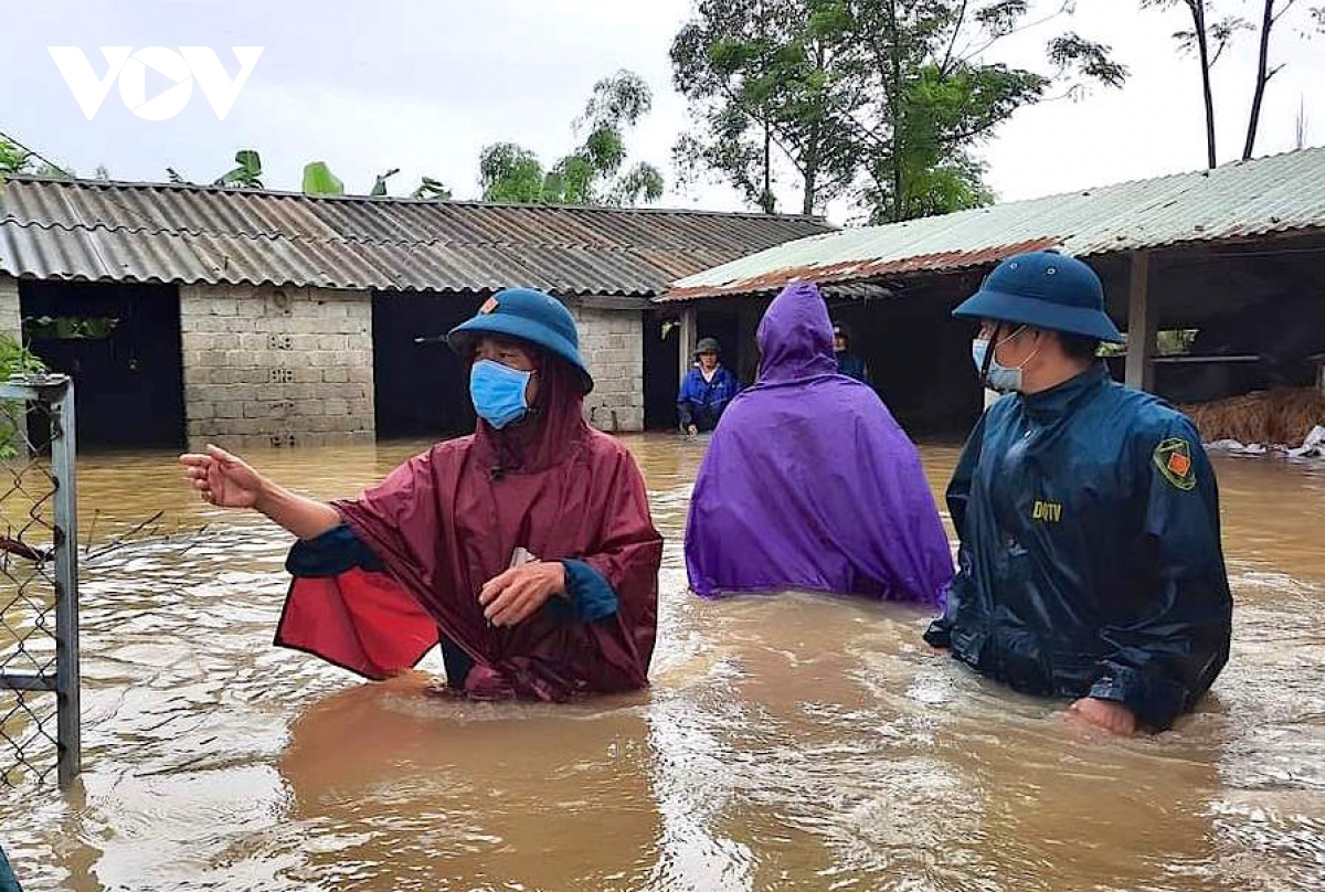 heavy rain floods parts of vietnamese locality in central region picture 11