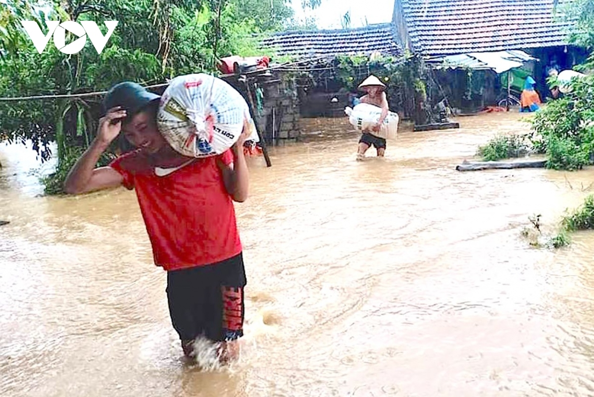 heavy rain floods parts of vietnamese locality in central region picture 3