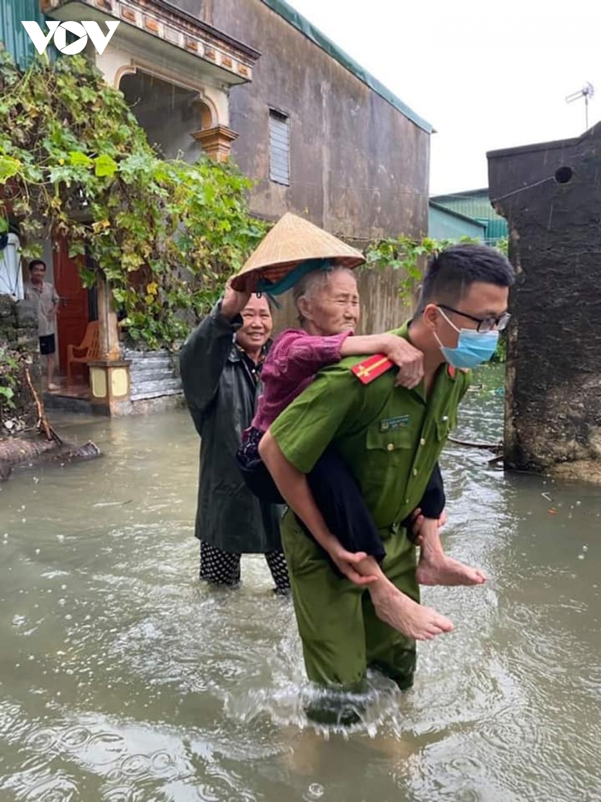 heavy rain floods parts of vietnamese locality in central region picture 7
