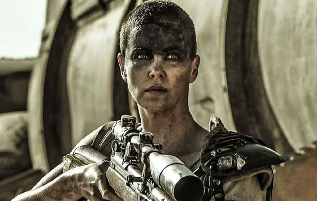 Theron đã cạo trọc đầu để vào vai nữ chiến binh "Furiosa" trong "Mad Max: Fury Road".