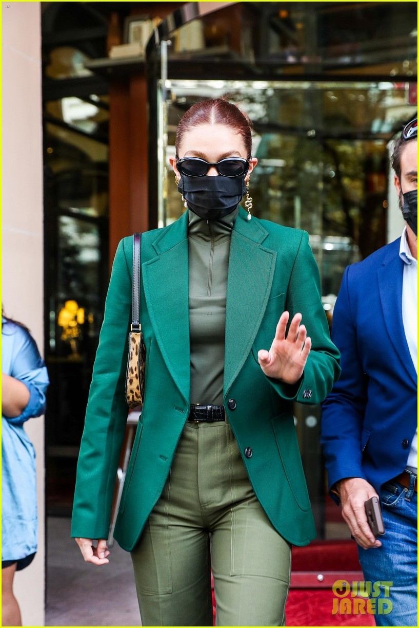 sieu mau gigi hadid phoi do dang cap di mua sam o paris hinh anh 2