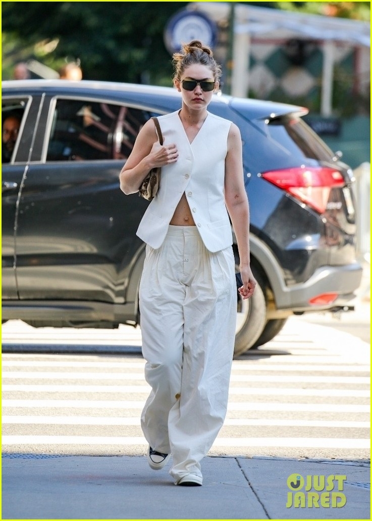 sieu mau gigi hadid cai ao ho hung khoe eo thon ra pho hinh anh 3