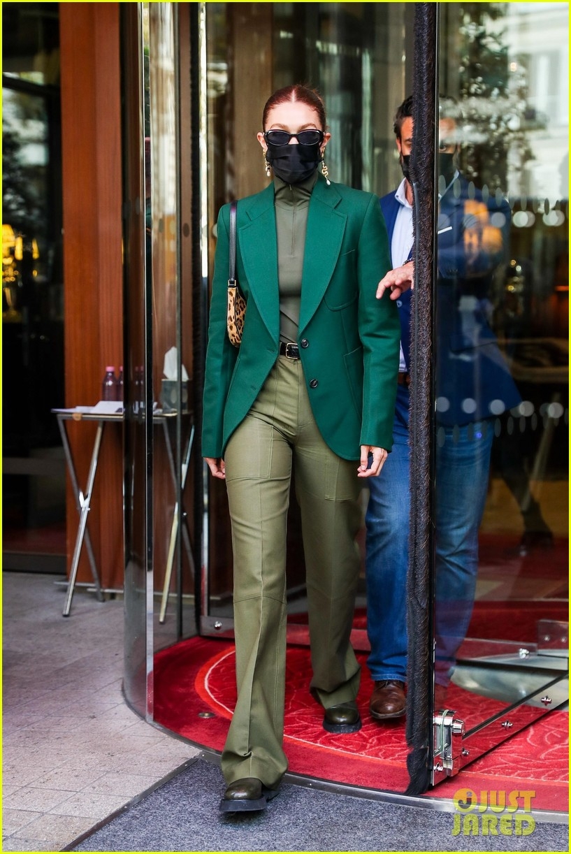 sieu mau gigi hadid phoi do dang cap di mua sam o paris hinh anh 3