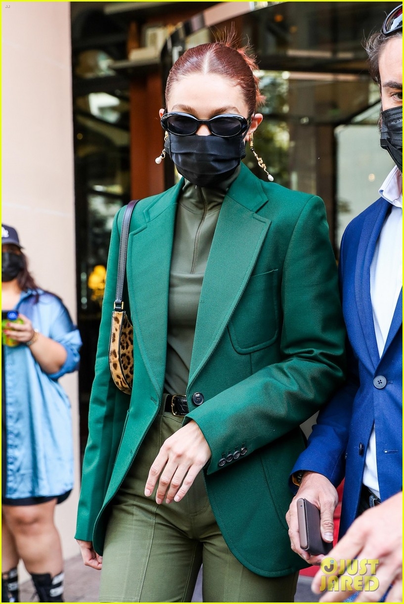 sieu mau gigi hadid phoi do dang cap di mua sam o paris hinh anh 5