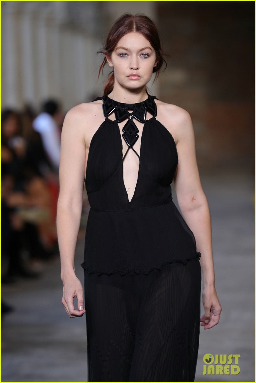  gai mot con gigi hadid tai xuat tren san catwalk cua tuan le thoi trang milan hinh anh 6