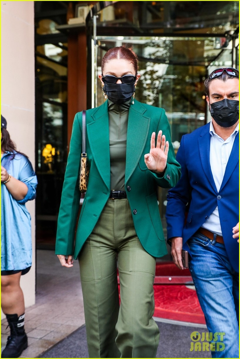 sieu mau gigi hadid phoi do dang cap di mua sam o paris hinh anh 6