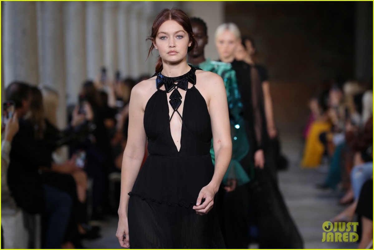  gai mot con gigi hadid tai xuat tren san catwalk cua tuan le thoi trang milan hinh anh 7