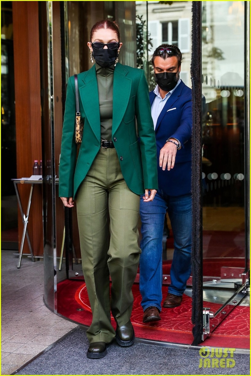 sieu mau gigi hadid phoi do dang cap di mua sam o paris hinh anh 7