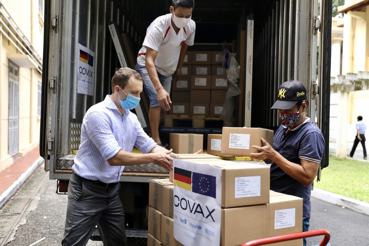 Vietnam receives more than 800,000 doses of the AstraZeneca vaccine from Germany. (Photo: Germany Embassy in Hanoi)