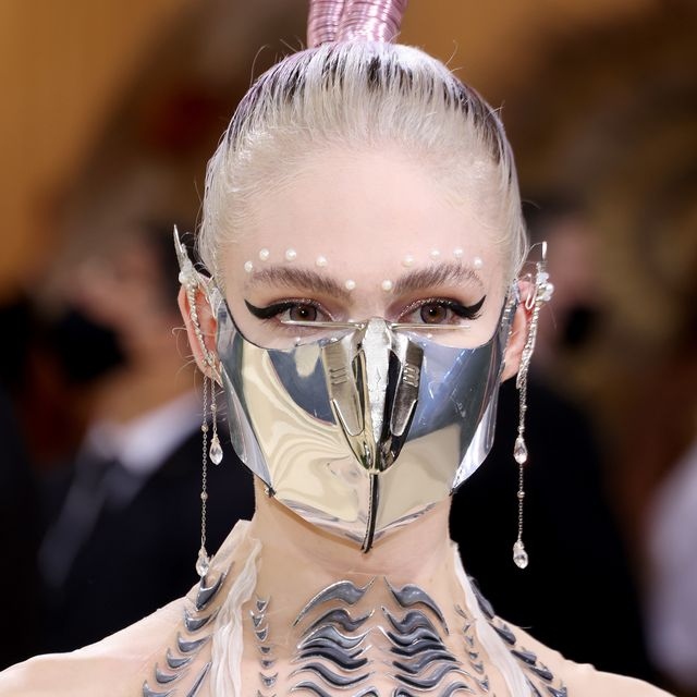 Grimes, bạn đời của tỷ phú Elon Musk tại Met Gala.