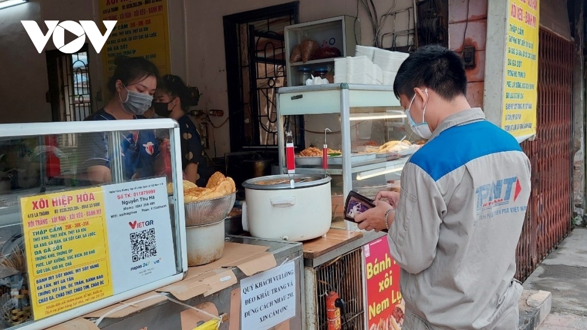Các cửa hàng kinh doanh tại Hà Nội đều phải thức hiện quy định dán mã QR nhằm quản lý thông tin người ra vào.