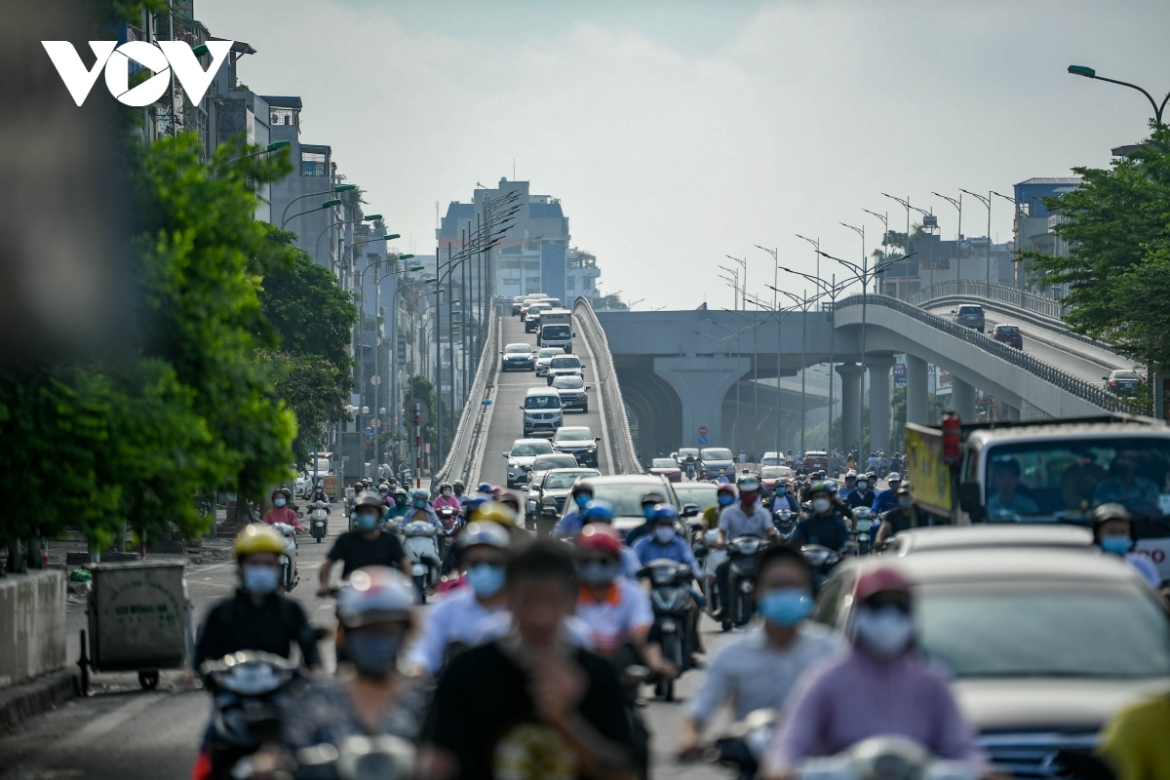 Cuối đợt giãn cách, người Hà Nội vẫn nườm nượp ra đường giờ cao điểm