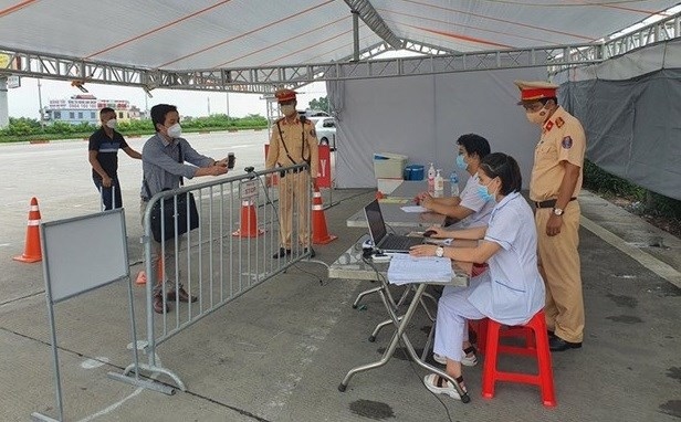 covid-19 hanoi installs cameras for qr code scanning at 67 checkpoints picture 1