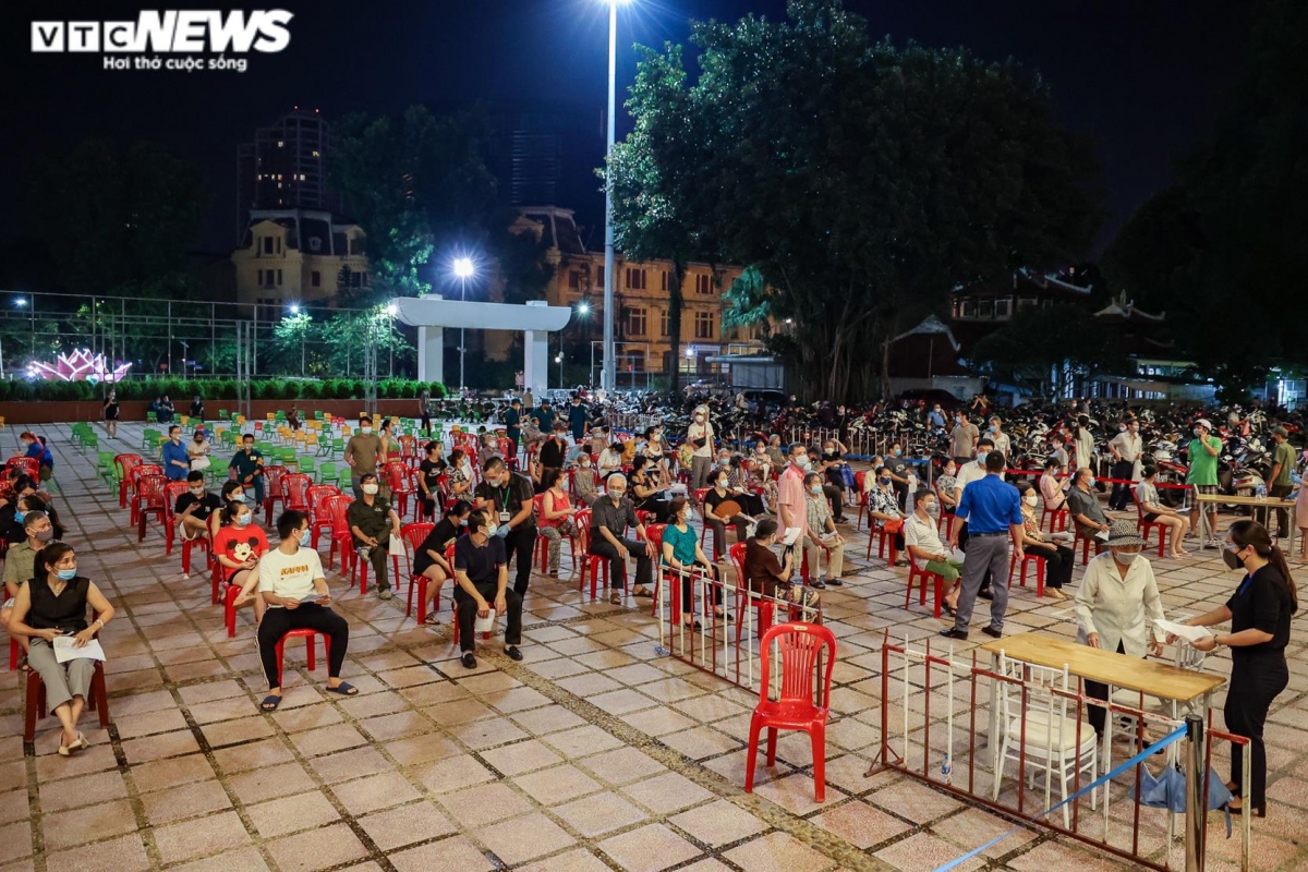 hanoi residents stay overnight for covid-19 vaccination picture 1