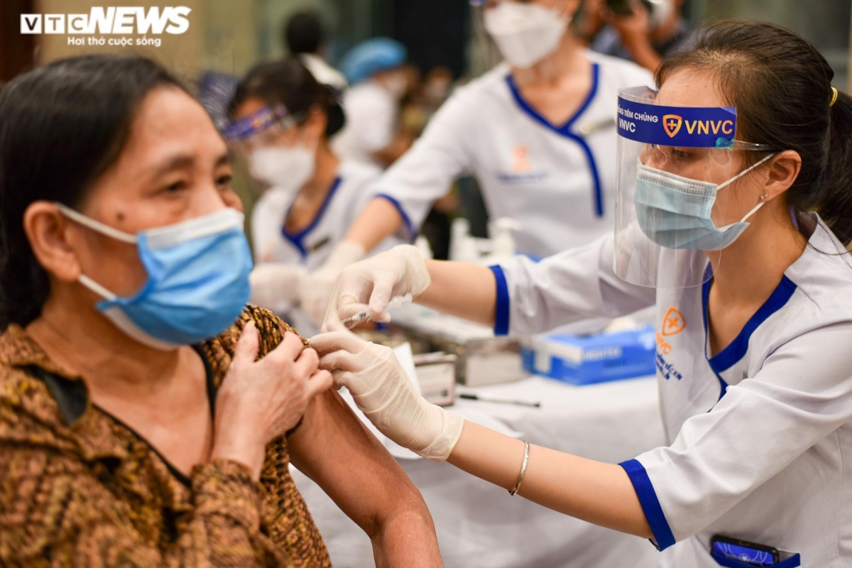 hanoi residents stay overnight for covid-19 vaccination picture 10