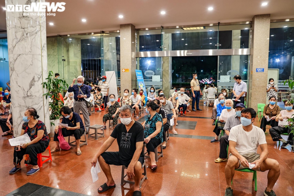 hanoi residents stay overnight for covid-19 vaccination picture 2