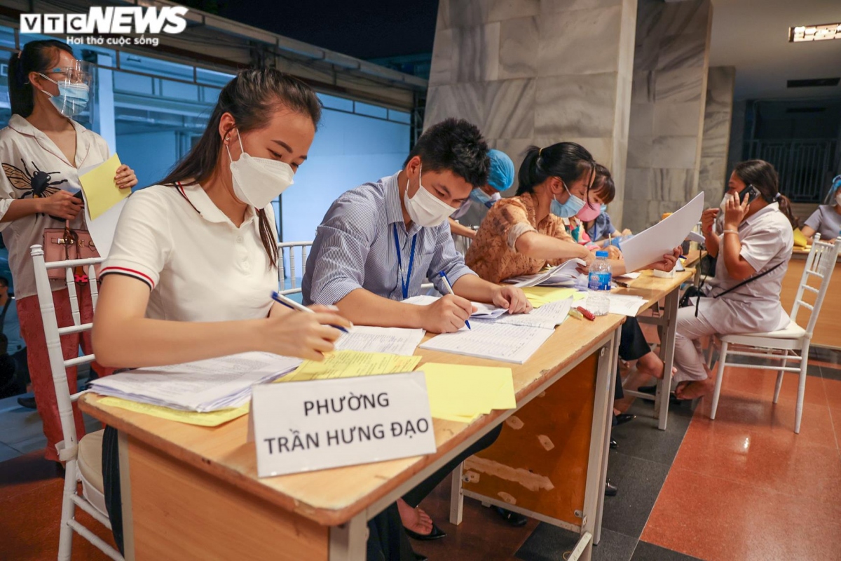 hanoi residents stay overnight for covid-19 vaccination picture 3
