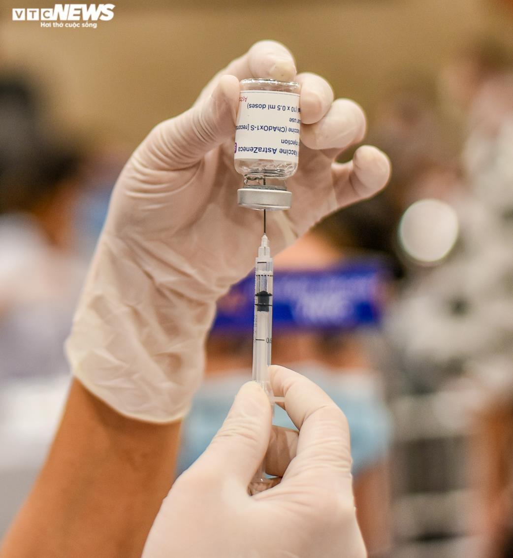 hanoi residents stay overnight for covid-19 vaccination picture 8