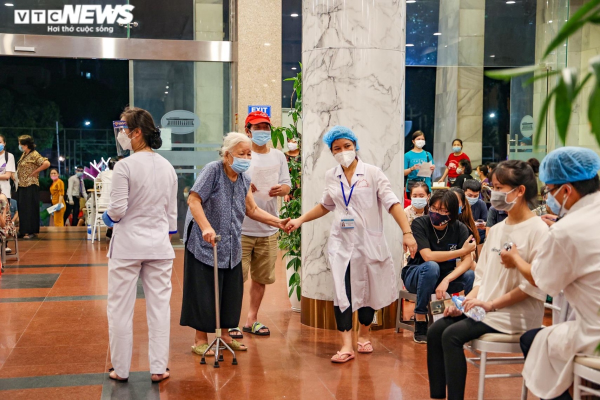 hanoi residents stay overnight for covid-19 vaccination picture 9