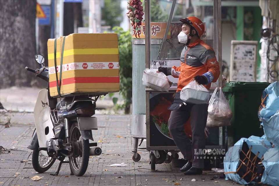 few eateries open in hcm city despite takeaway services resuming picture 6