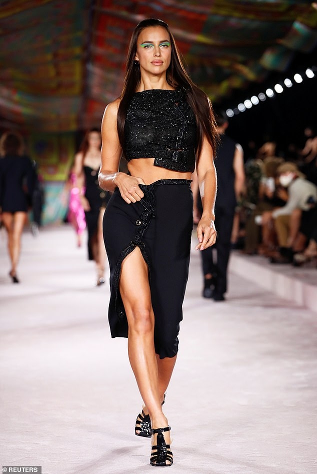 Irina Shayk trở thành vedette trong show diễn Versace - Sự kiện nằm trong khuôn khổ Tuần lễ thời trang Milan vừa diễn ra.