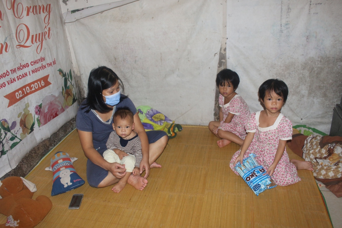 Chị Ngoan và 3 đứa con nhỏ trong căn nhà chật hẹp.