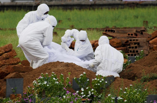 Các nhân viên y tế chôn cất thi thể của bệnh nhân tử vong do virus Nipah, ở Kozhikode, bang Kerala, miền Nam Ấn Độ. Ảnh: AP