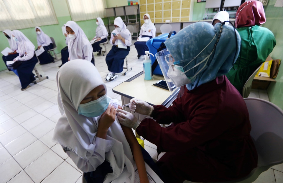 Indonesia giảm số ca mắc mới Covid-19 nhờ tiêm chủng (Ảnh: Jakarta Globel)