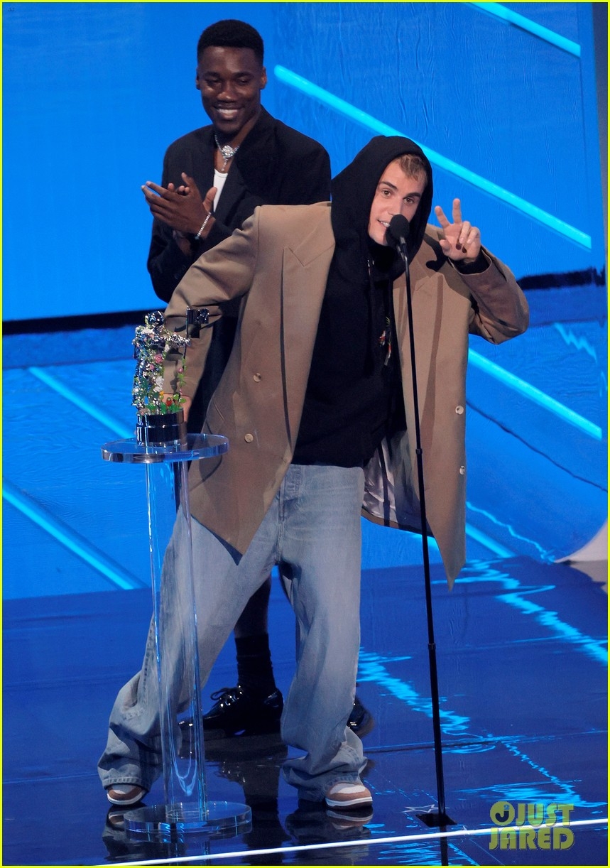 justin bieber dien do oversized an tuong tai le trao giai mtv vmas 2021 hinh anh 1