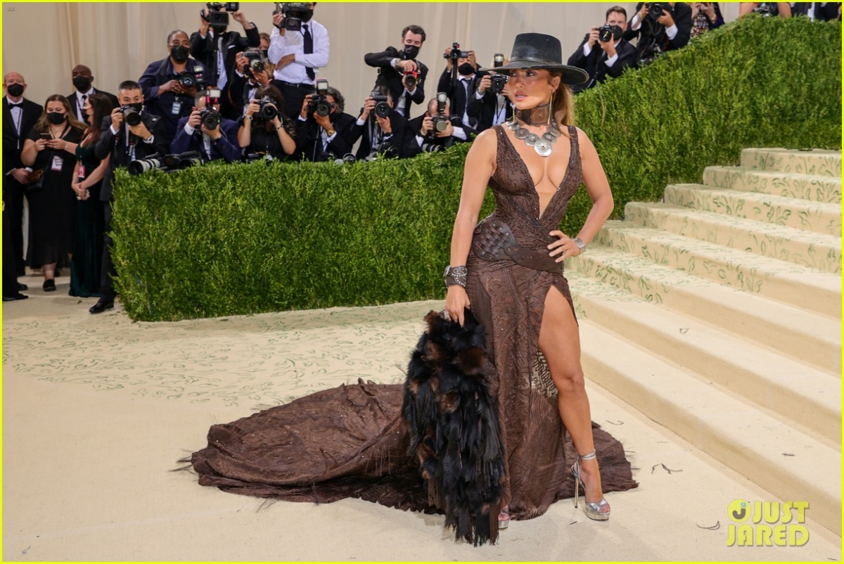 jennifer lopez hoa nu cao boi quyen ru, tinh tu khoa moi ban trai tai met gala 2021 hinh anh 8