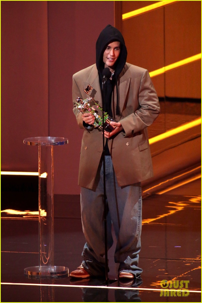 justin bieber dien do oversized an tuong tai le trao giai mtv vmas 2021 hinh anh 4