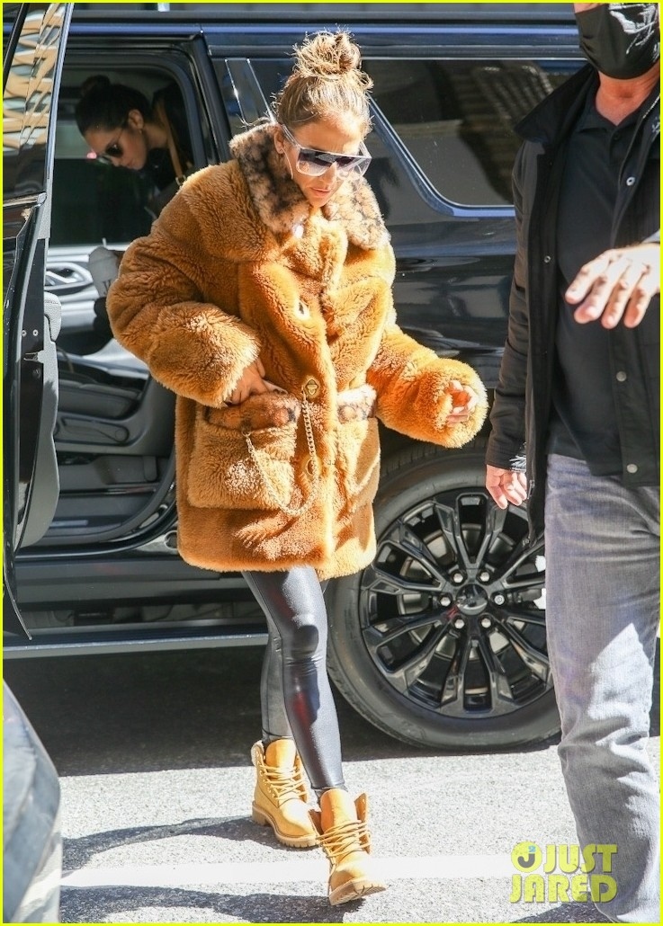 Jennifer Lopez diện áo lông thú hàng hiệu ra phố