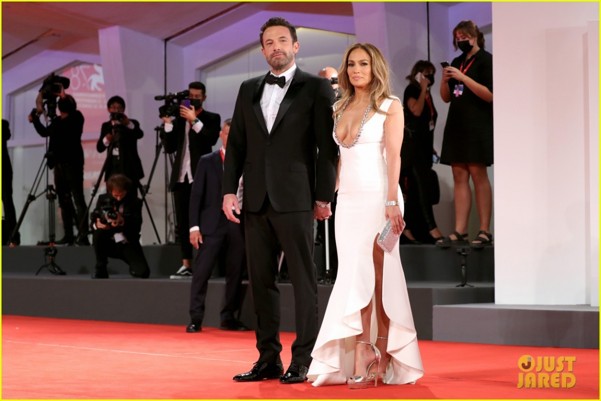 jennifer lopez dien dam khoet sau dep cuon hut ben ban trai tren tham do hinh anh 5