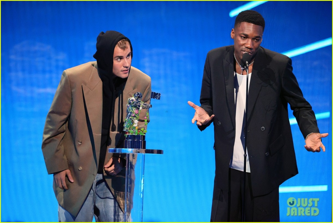 justin bieber dien do oversized an tuong tai le trao giai mtv vmas 2021 hinh anh 6