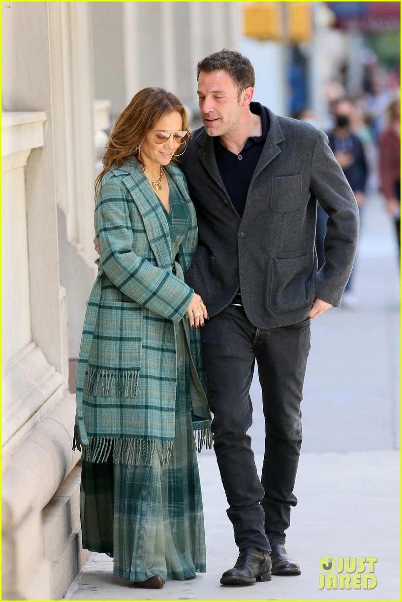 jennifer lopez va tinh tre ben affleck om hon ngot ngao trong cong vien hinh anh 6