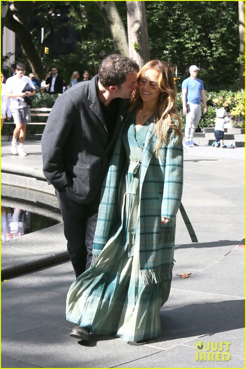 jennifer lopez va tinh tre ben affleck om hon ngot ngao trong cong vien hinh anh 7