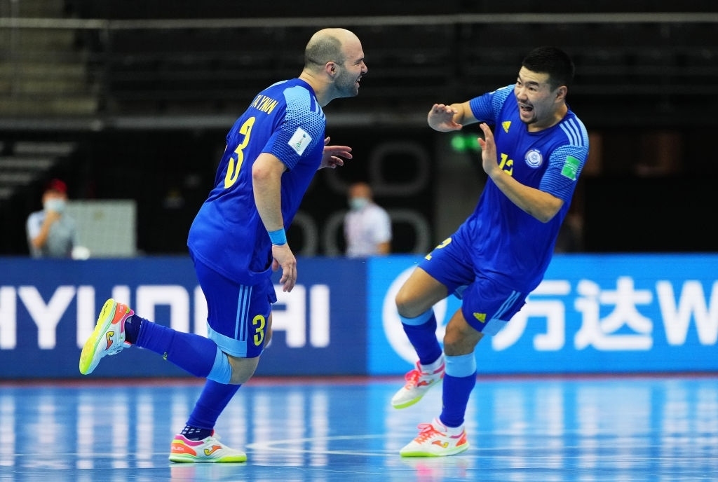 Kazakhstan đánh bại Iran để lần đầu vào bán kết một kỳ Futsal World Cup. (Ảnh: Getty). 
