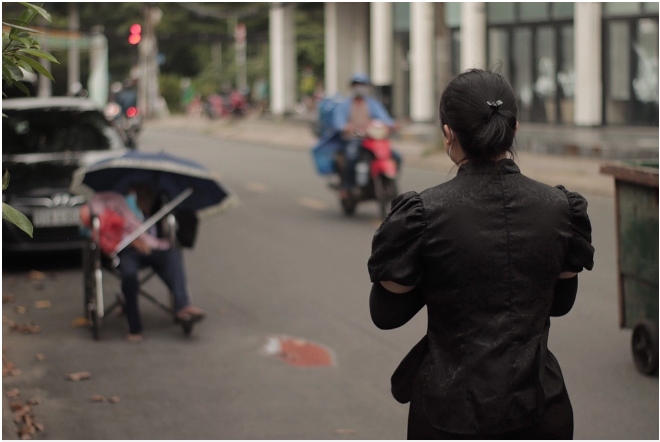 Một thành viên nhóm từ thiện của Giang Kim Cúc cầu nguyện cho người đàn ông lang thang, mất trên đường phố vừa gây chú ý hồi tháng 8.
