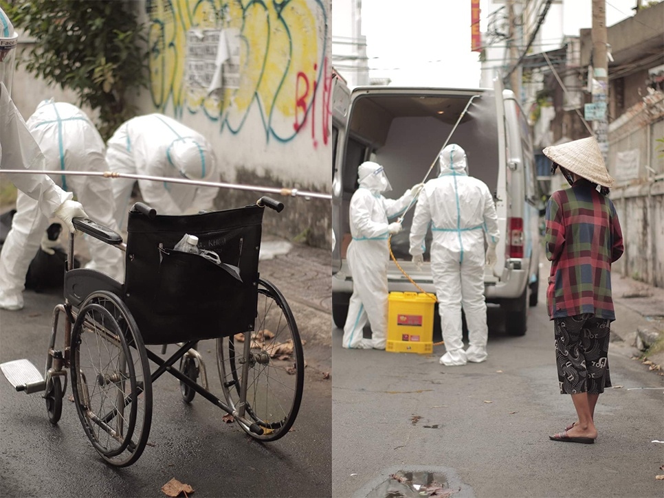 Đội tình nguyện viên tiến hành khâm liệm một người chết vì Covid-19 trước khi đưa thi thể lên xe.
